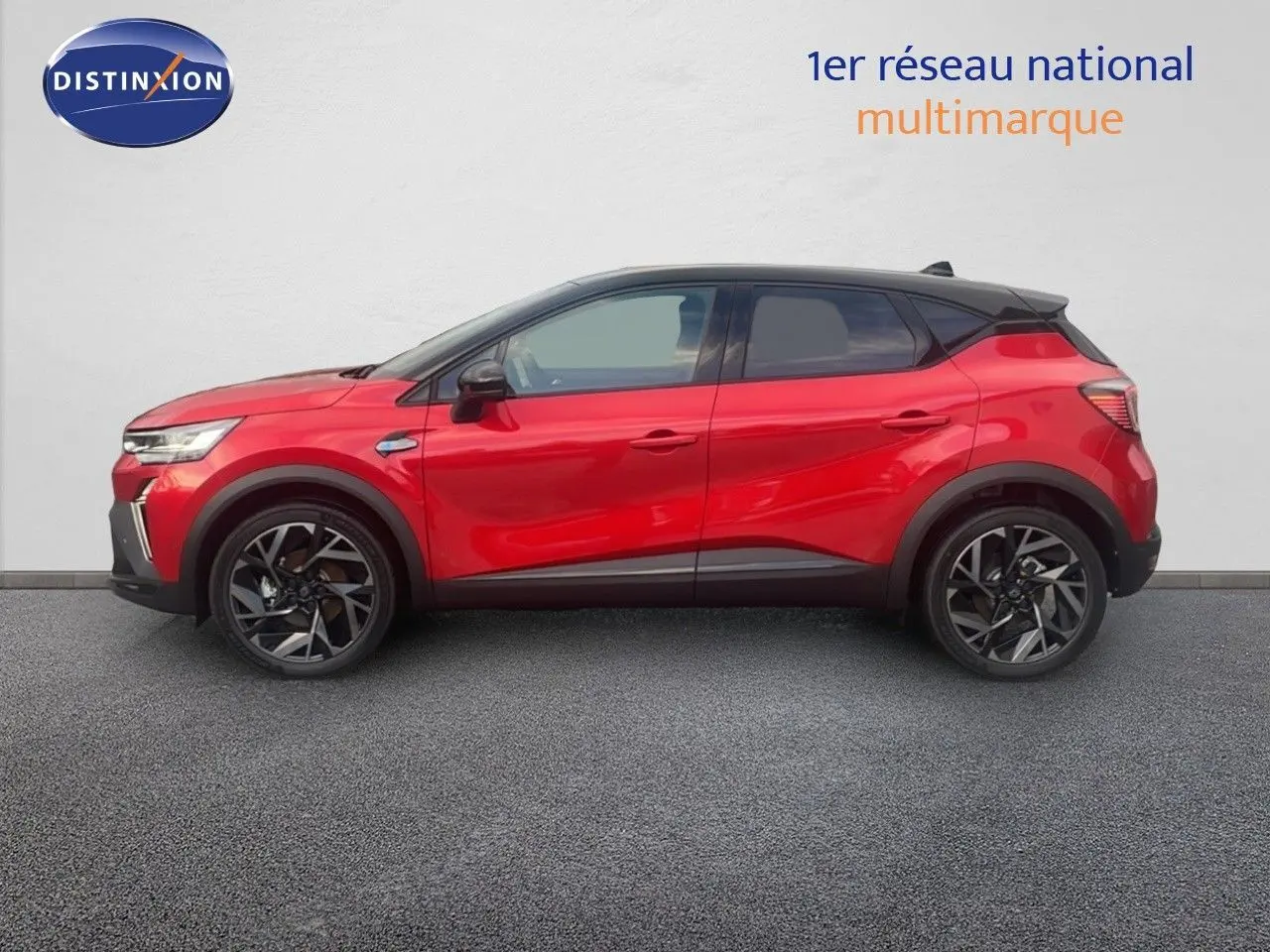 Profil côté gauche du Renault Captur E-Tech hybride rouge passion avec toit noir et jantes alliage noires.