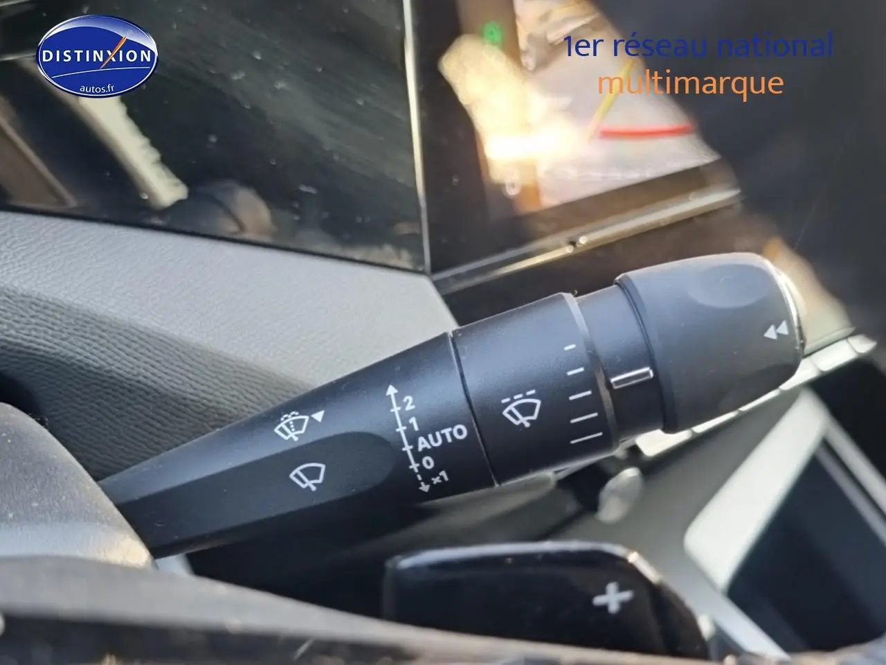 Gros plan sur la commande des essuie-glaces du Peugeot 408 Hybrid 145 allure gris sellenium, intérieur noir.