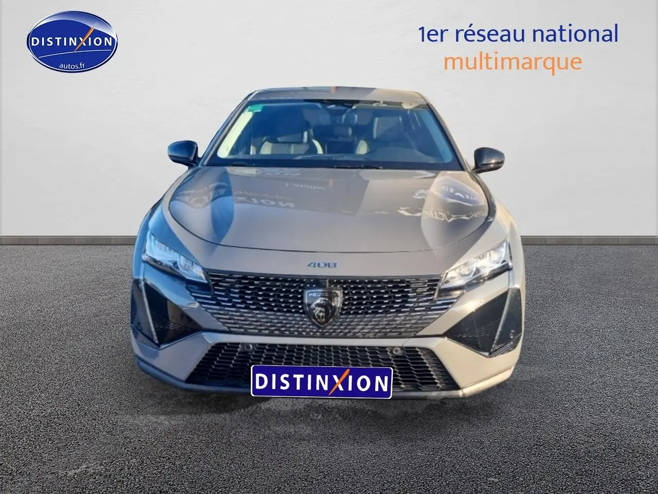 Vue frontale d'une Peugeot 408 Hybrid 145 allure gris sellenium avec calandre distinctive et phares LED.