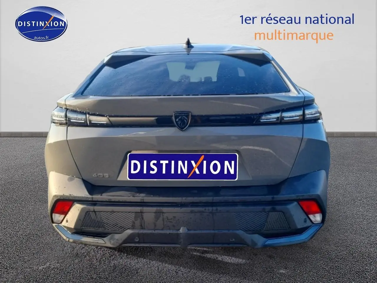 Vue arrière d’une Peugeot 408 Hybrid 145 allure gris sellenium avec feux LED et logo lion central.