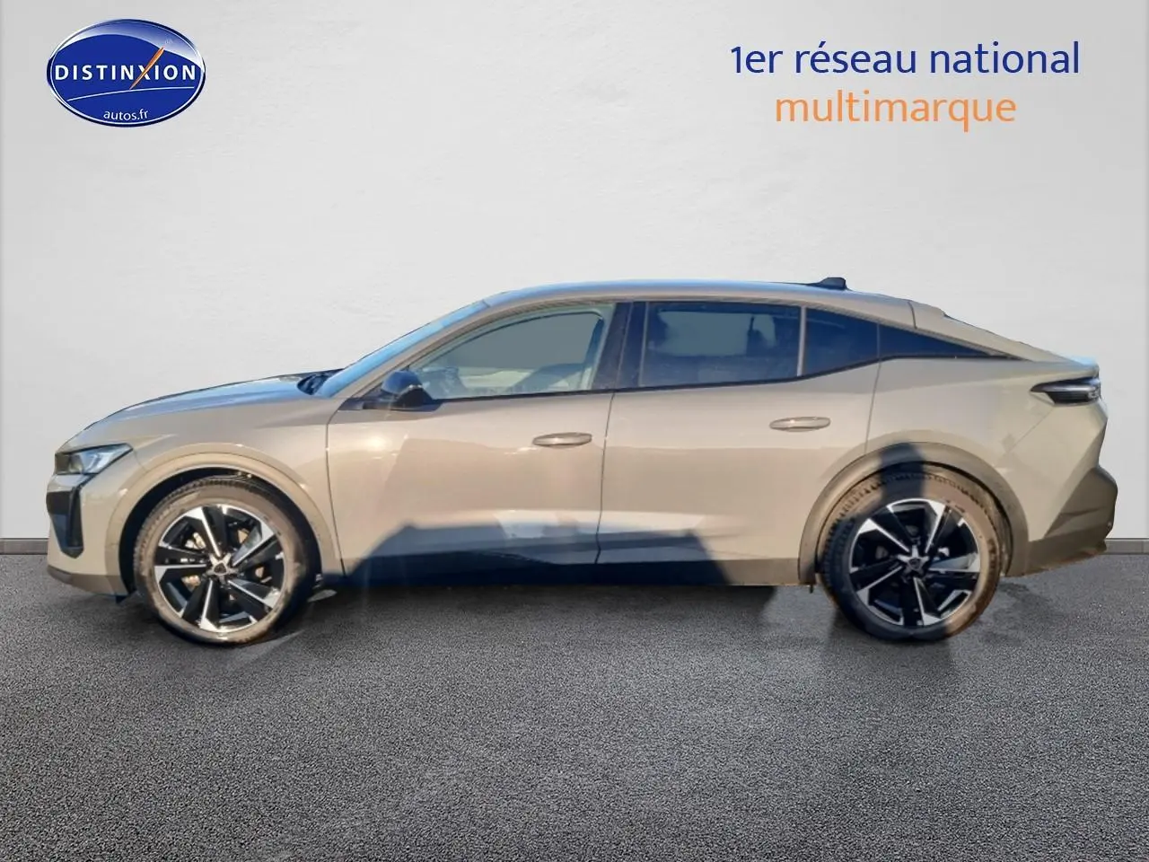 Vue de profil côté gauche d'une Peugeot 408 Hybrid 145 allure gris sélénite avec jantes alu noires.