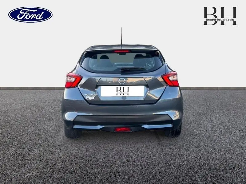 Vue arrière d'une Nissan Micra gris acier 2018 avec becquet et feux arrière distinctifs.