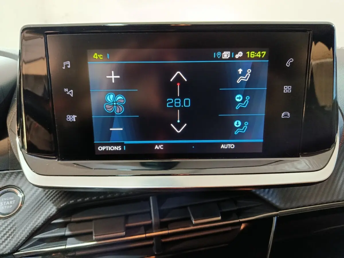 Écran tactile central de la Peugeot 208 électrique Active Business 2020 affichant la climatisation à 28°C.