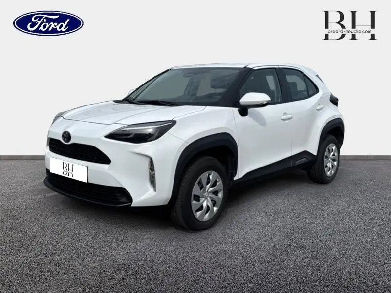 Toyota Yaris Cross blanc vue 3/4 avant droit avec protections noires contrastantes et jantes alliage.