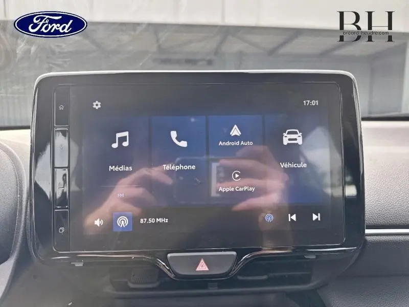 Écran tactile central de la Toyota Yaris Cross 116h Dynamic 2024 affichant les options médias, téléphone et véhicule.