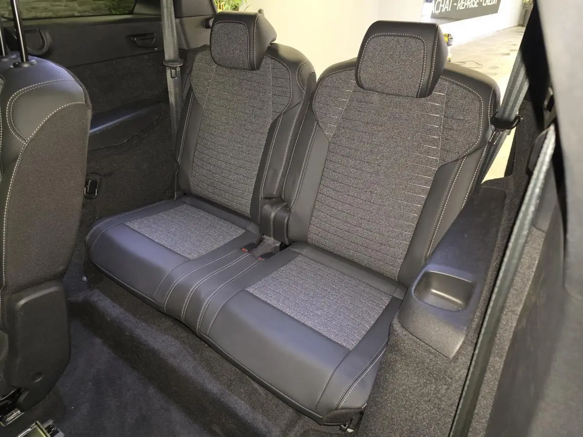 Vue rapprochée de la banquette 2 places arrière en tissu gris et cuir noir du Peugeot 5008 2025, côté droit.