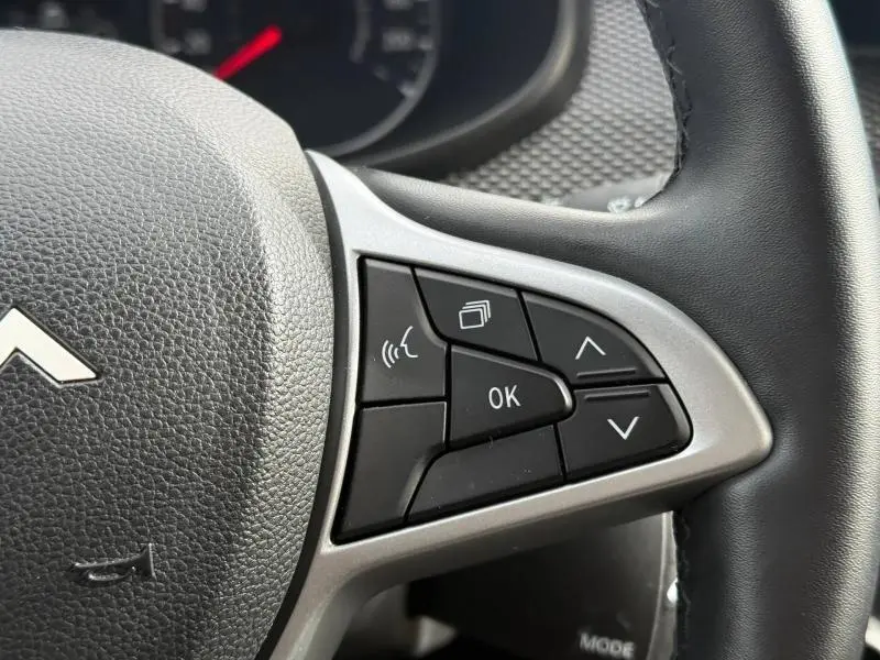 Gros plan sur les commandes multifonctions à droite du volant du Dacia Jogger gris Schiste métallisé 2025.