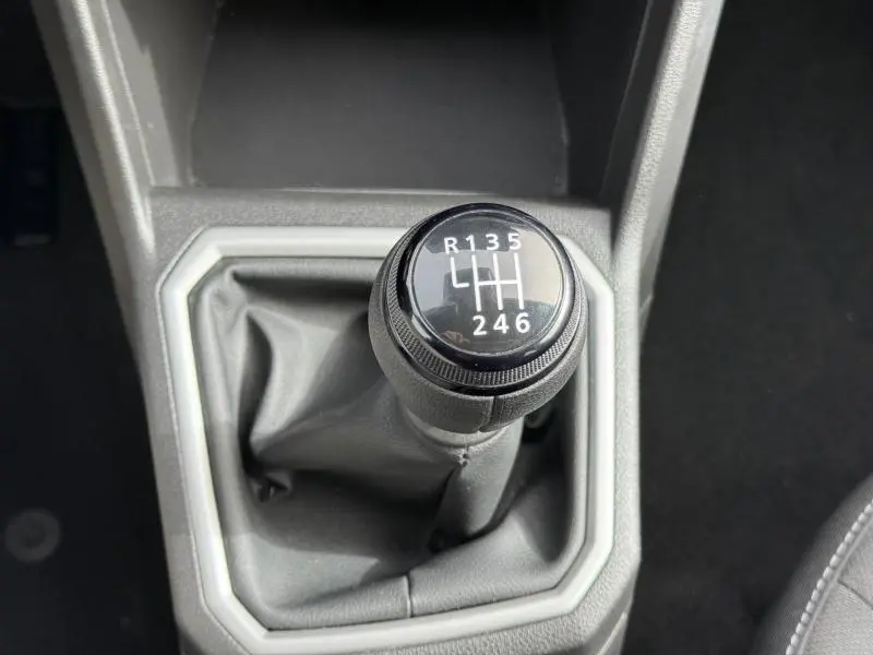 Gros plan sur le levier de vitesses manuel du Dacia Jogger 2025, entouré d’un soufflet gris dans l’habitacle.
