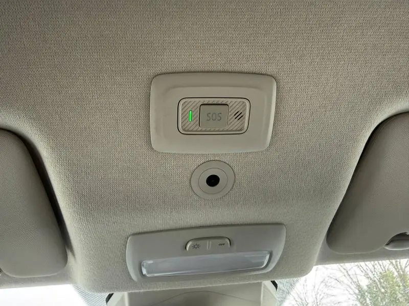 Vue intérieure du plafond avant du Dacia Jogger gris schiste, montrant le bouton SOS et l'éclairage plafonnier.