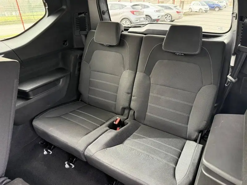 Vue intérieure sur la troisième rangée de sièges noirs du Dacia Jogger 2025, avec appuie-têtes et ceintures visibles.