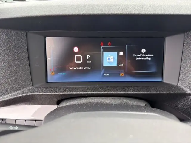 Tableau de bord numérique du Citroën Jumpy 2025, affichage central avec informations de conduite et alertes visibles.