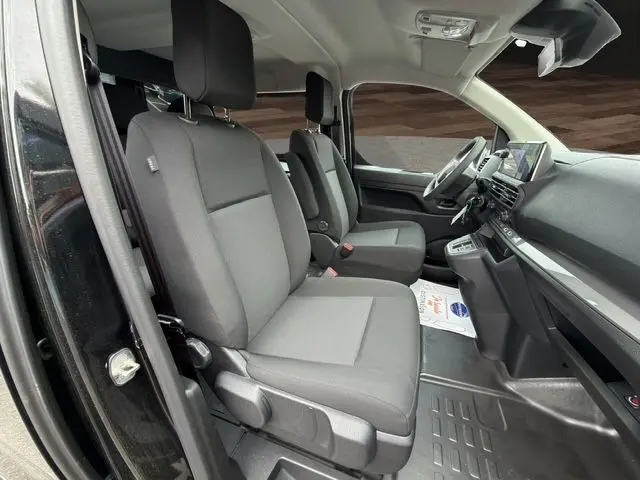 Vue intérieure côté gauche du Citroën Jumpy noir 2025, montrant les sièges avant et le tableau de bord moderne.