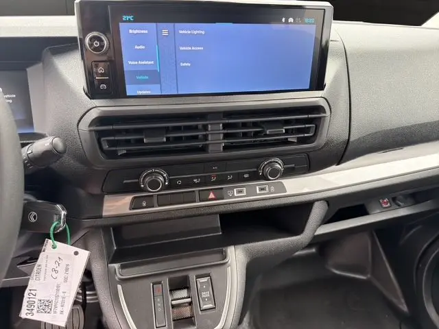 Vue intérieure du tableau de bord du Citroën Jumpy noir 2025, avec écran tactile large et commandes de climatisation.