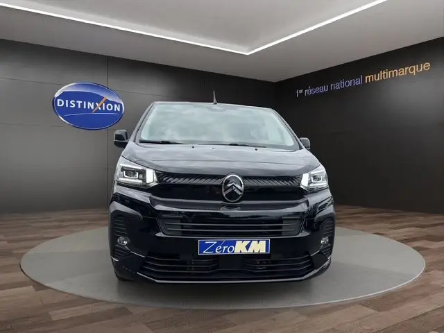 Vue de face du Citroën Jumpy noir 2025 avec phares Full LED et calandre noire brillante dans un showroom.