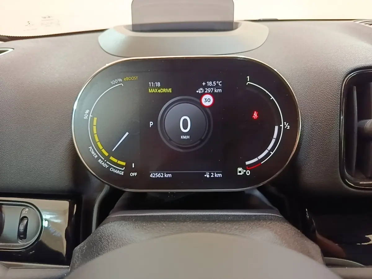 Tableau de bord numérique du MINI Countryman Cooper SE, affichage vitesse et autonomie, vue frontale intérieure.