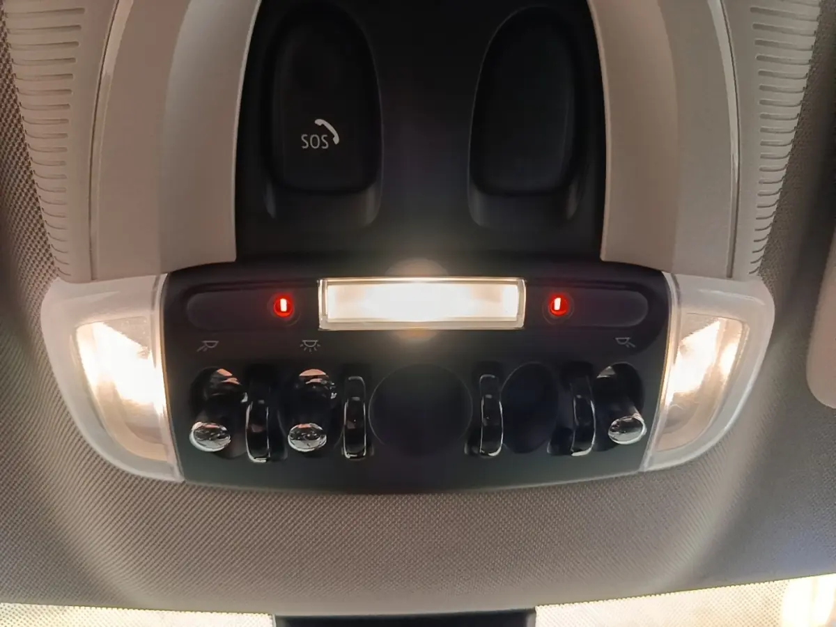 Plafonnier intérieur avec commandes chromées et éclairage activé du MINI Countryman Cooper SE gris clair, vue de dessous.