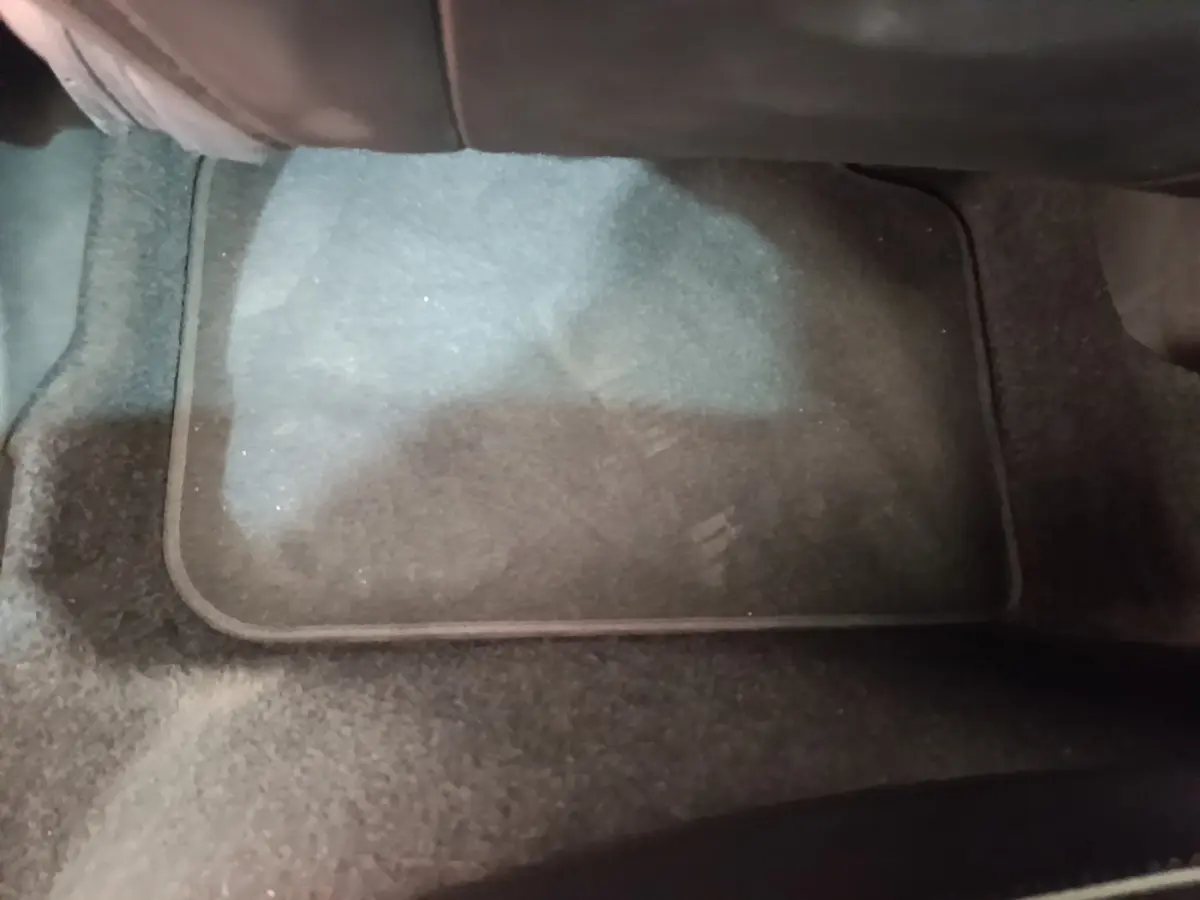 Tapis de sol gris foncé dans l'habitacle d'un MINI Countryman Cooper SE hybride rechargeable, vue du plancher côté passager.