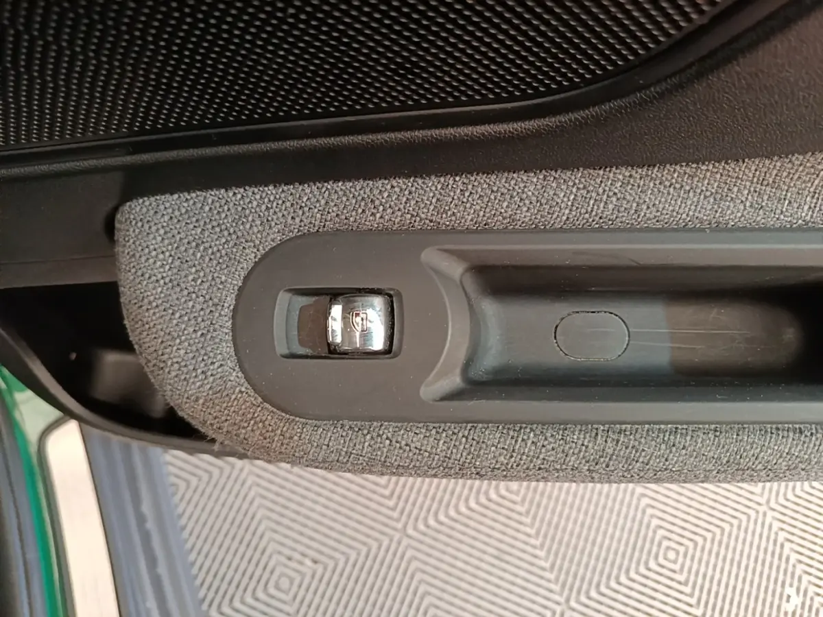 Détail de la poignée intérieure en tissu gris clair du MINI Countryman Cooper SE vue de dessus.