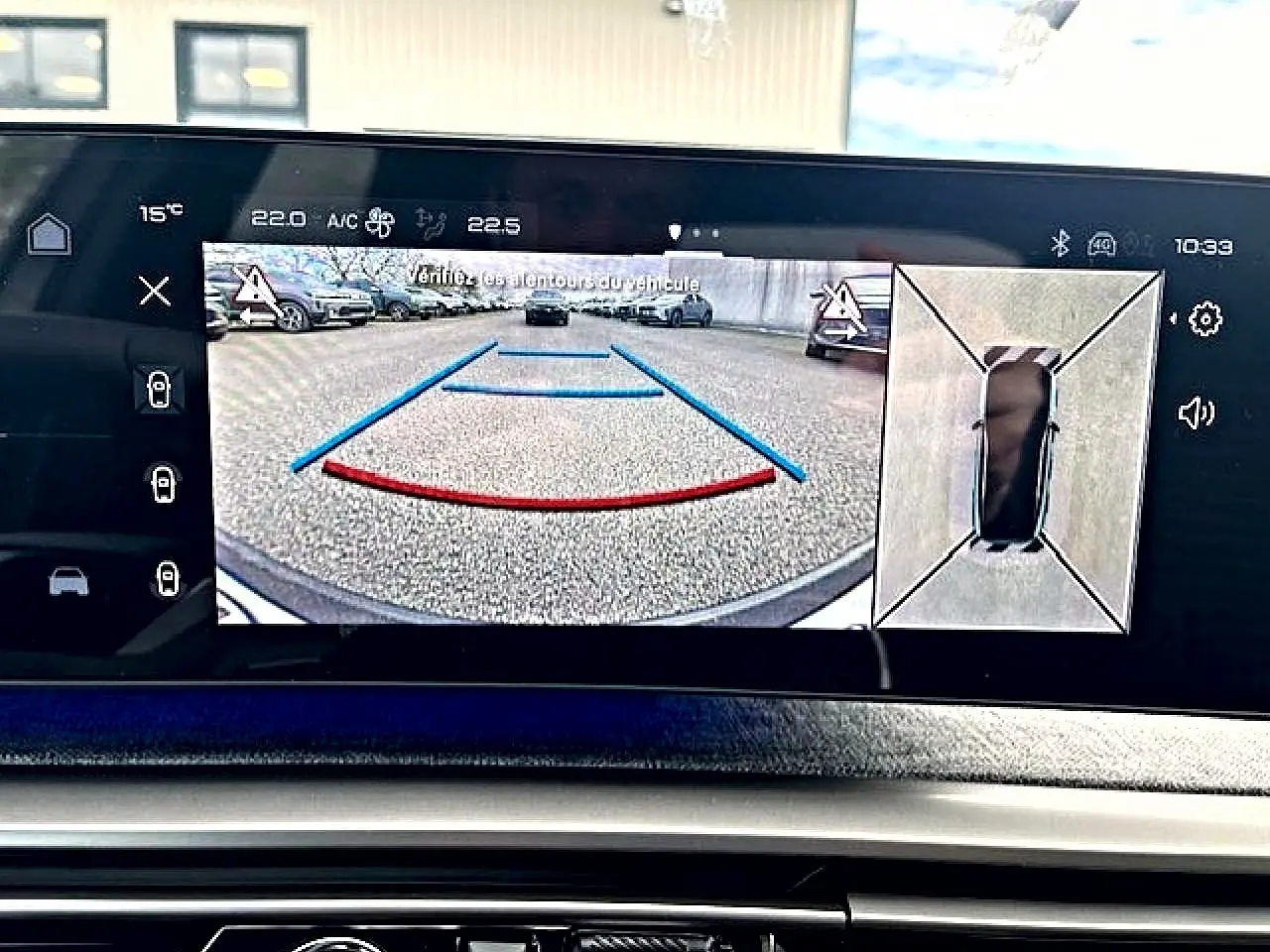 Écran tactile intérieur montrant la caméra de recul et la vue 360 du Peugeot 3008 gris Artense hybride 2025.