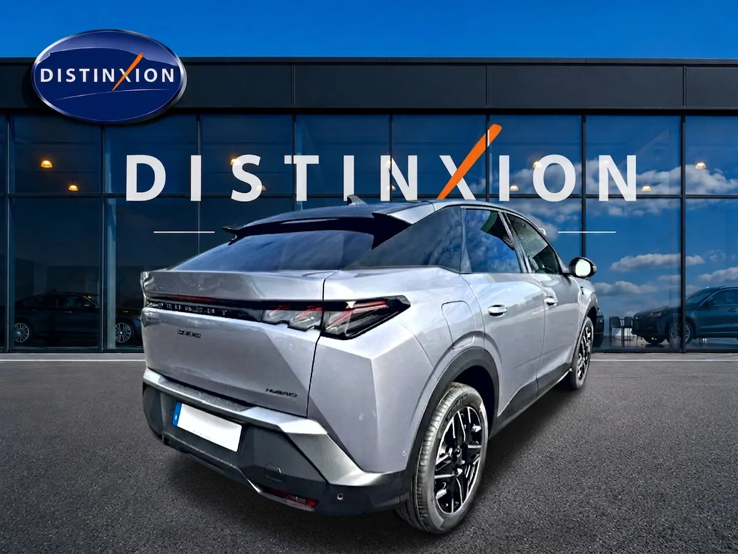 Vue 3/4 arrière droite du Peugeot 3008 gris Artense avec feux arrière LED et jantes alu noires.