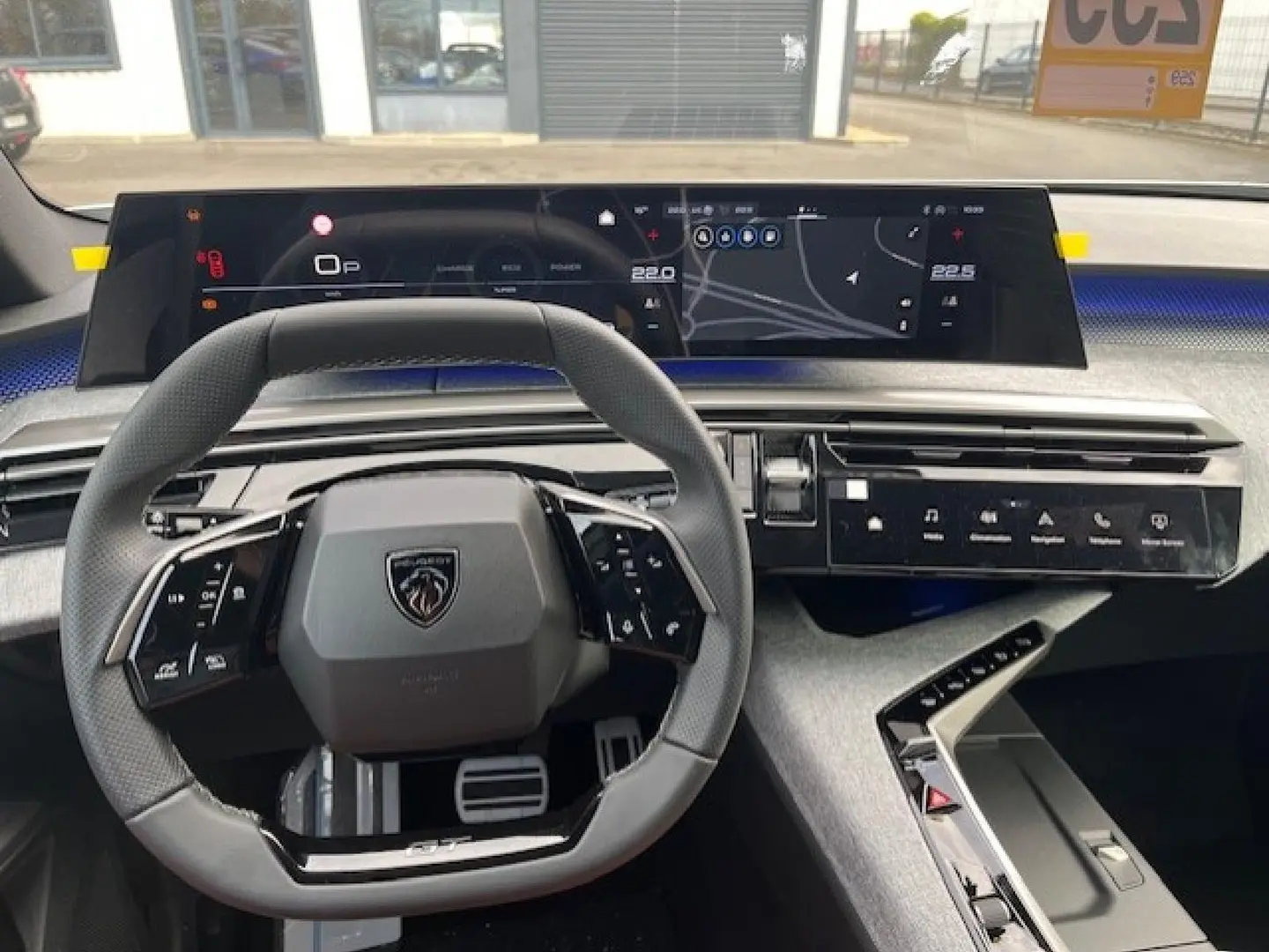 Vue intérieure du poste de conduite du Peugeot 3008 gris Artense 2025, volant cuir multifonction et écran tactile panoramique.