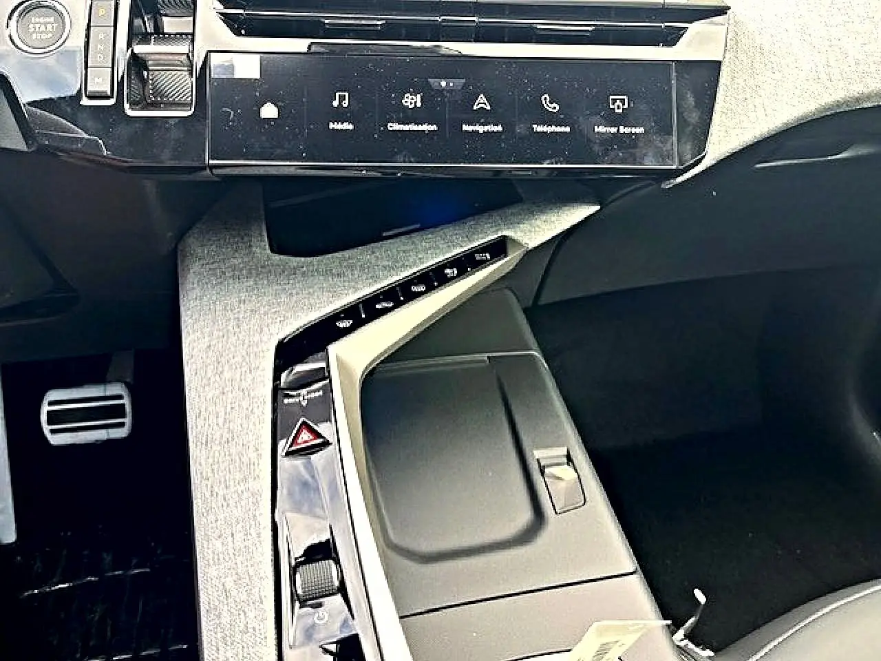 Vue intérieure en plongée sur la console centrale noire et grise du Peugeot 3008 1.2 hybrid 136 GT 2025.