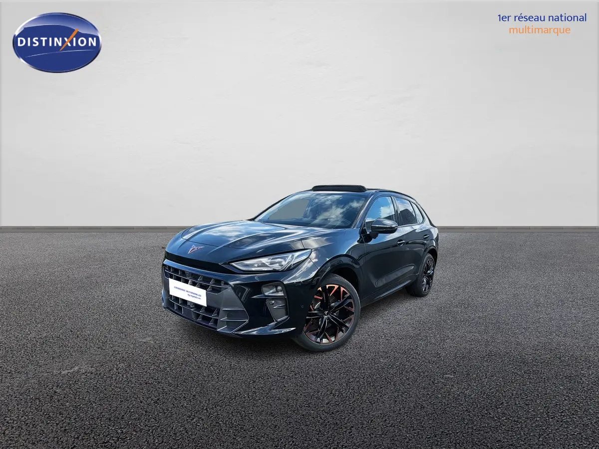 Vue 3/4 avant d'une CUPRA Terramar noire avec jantes noires et cuivrées, toit ouvrant panoramique visible.