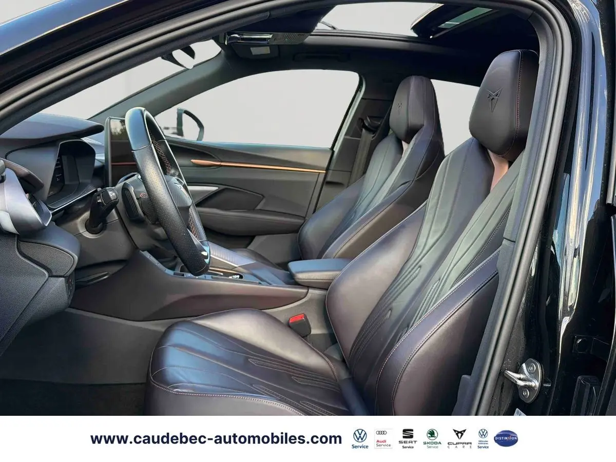 Vue intérieure côté conducteur du CUPRA Terramar noir 2024, sièges baquets cuir avec logo embossé sur appuie-tête.