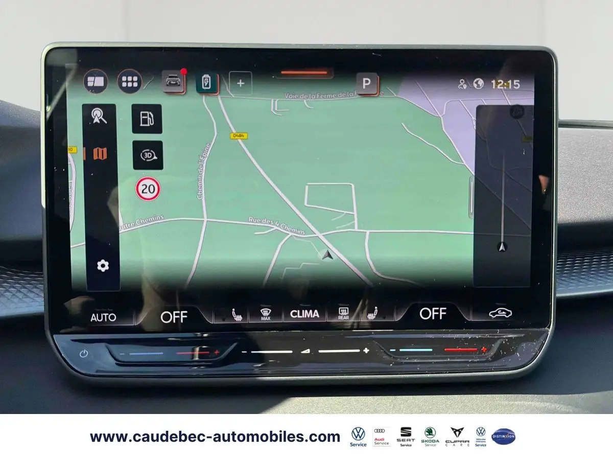 Écran tactile central du tableau de bord de la CUPRA Terramar 2024 affichant la navigation GPS.