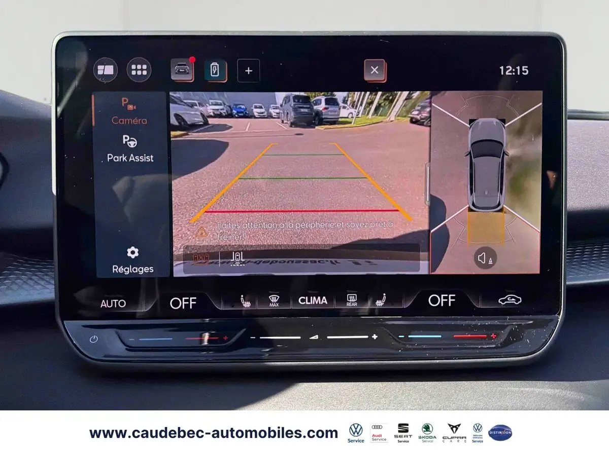 Écran tactile du système d'aide au stationnement avec vue caméra 360° dans une CUPRA Terramar 2024.
