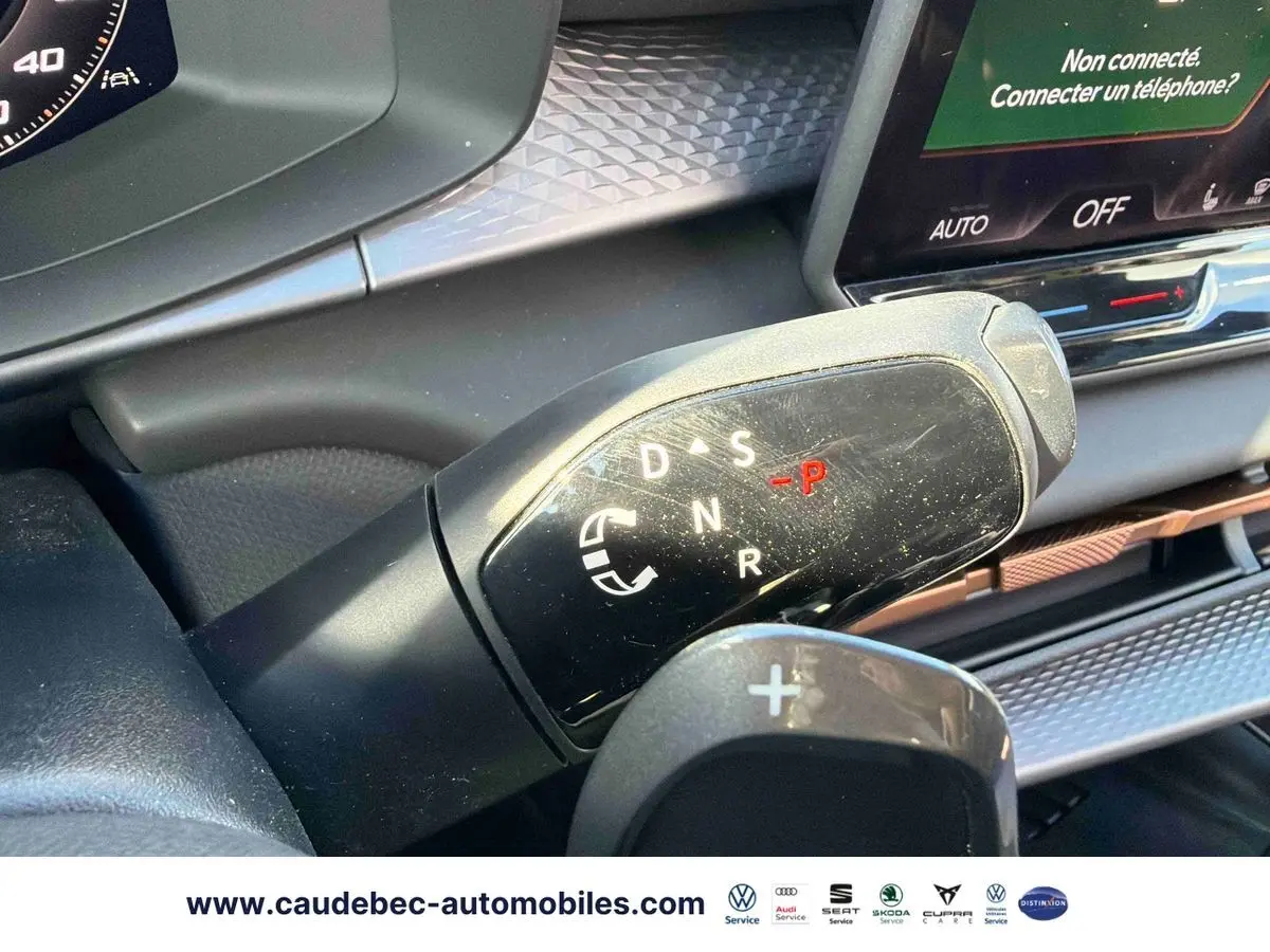 Gros plan sur la commande de boîte manuelle noire du CUPRA Terramar 2024 avec affichage des modes de conduite.