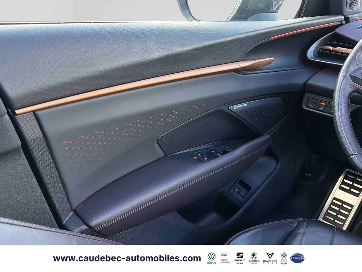 Vue rapprochée de la porte côté conducteur de la CUPRA Terramar noire, avec garniture noire et inserts cuivrés élégants.