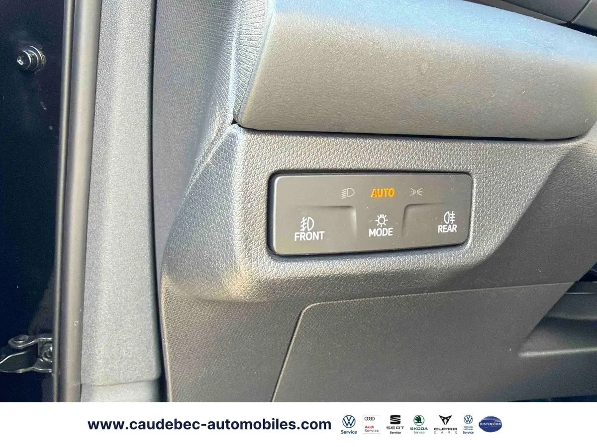 Détail du tableau de bord noir de la CUPRA Terramar 2024 avec commandes d’éclairage automatiques.