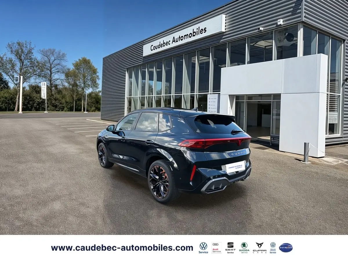 Vue 3/4 arrière droite du CUPRA Terramar noir avec jantes alliage 20 pouces et feux arrière LED allumés.