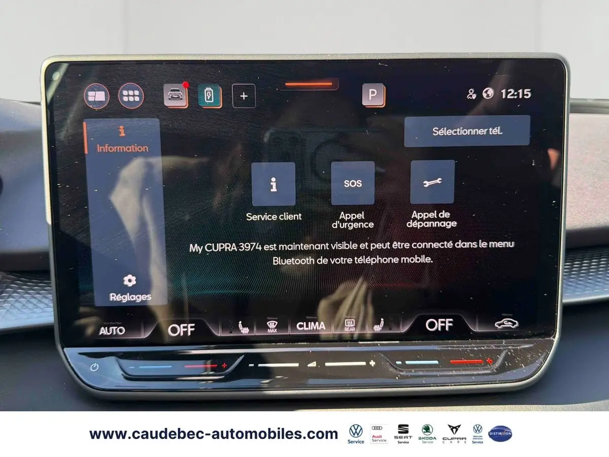 Écran tactile central du tableau de bord du CUPRA Terramar 2024 affichant les options de service et d'urgence.