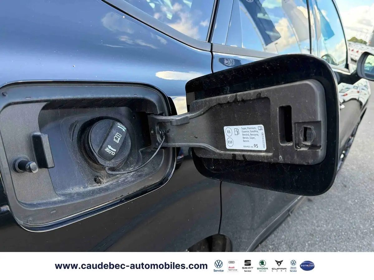 Bouchon de réservoir ouvert côté gauche sur CUPRA Terramar noire, vue rapprochée du volet de carburant.