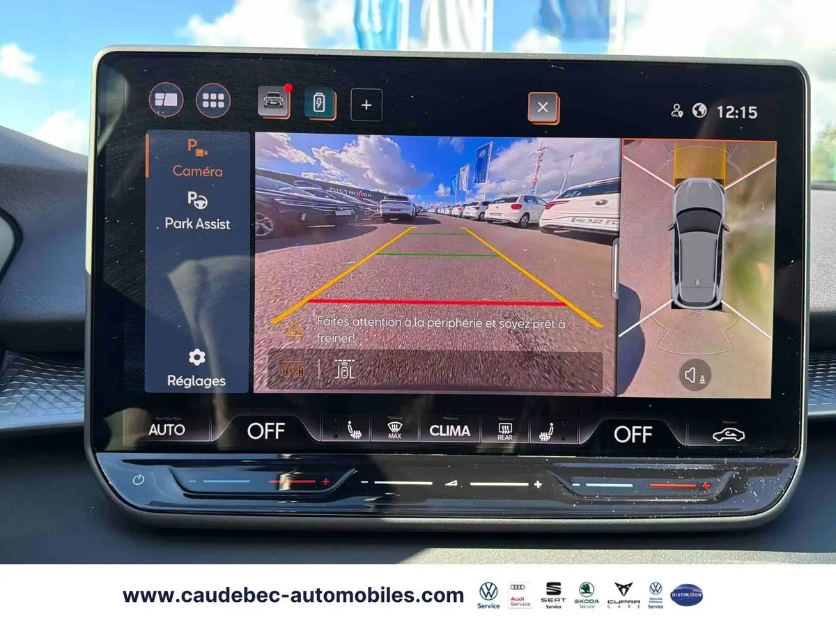 Écran tactile intérieur montrant l’aide au stationnement et vue 360° du CUPRA Terramar noir en caméra de recul.