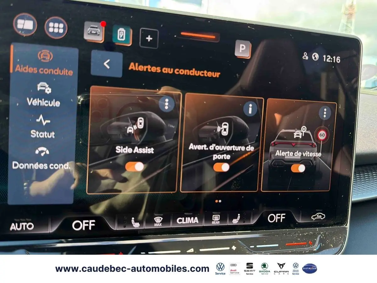 Écran tactile intérieur du tableau de bord de la CUPRA Terramar 2024 affichant les alertes au conducteur.