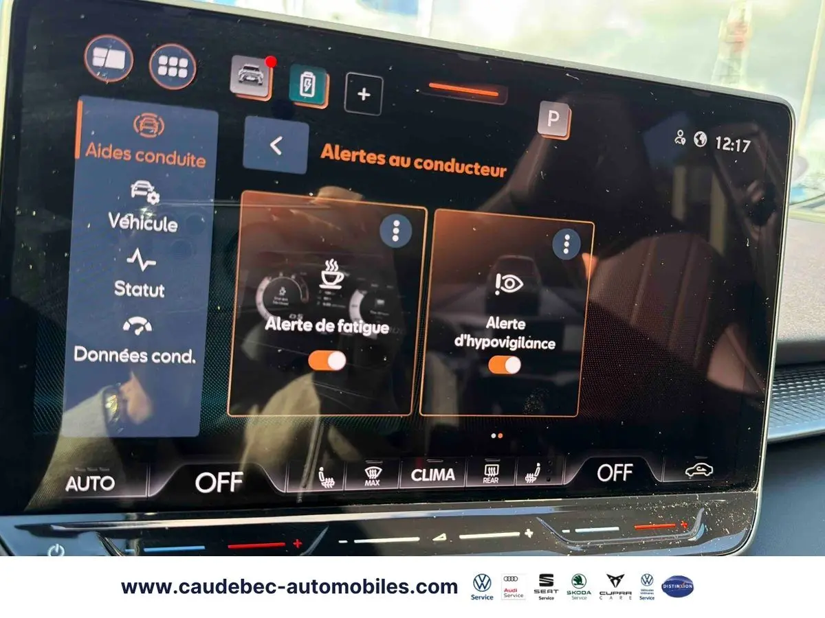 Écran tactile du tableau de bord de la CUPRA Terramar 2024 affichant les alertes de fatigue et d'hypovigilance.