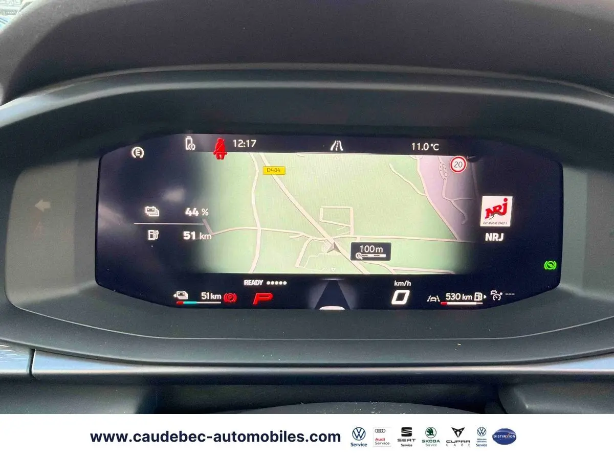 Affichage numérique du tableau de bord de la CUPRA Terramar 2024 montrant la navigation et l'autonomie électrique.