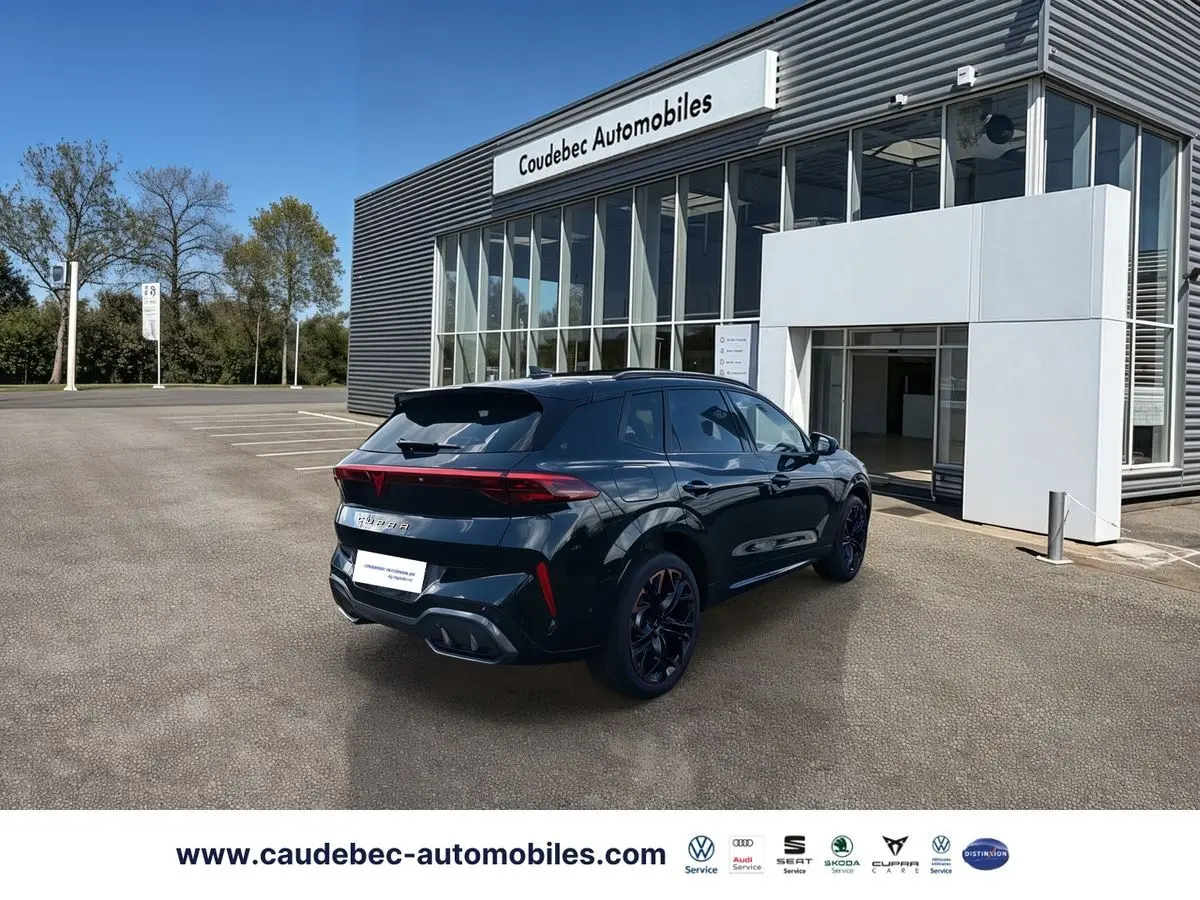 Vue 3/4 arrière droite du CUPRA Terramar noir, avec jantes exclusives et feux arrière LED, devant un showroom.