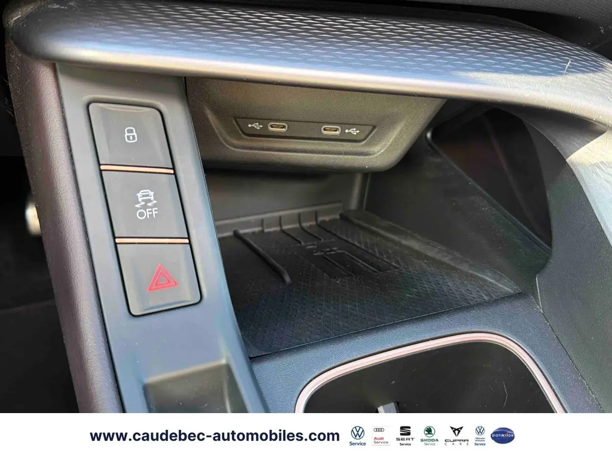 Gros plan sur la console centrale noire du CUPRA Terramar avec ports USB-C et boutons de sécurité.