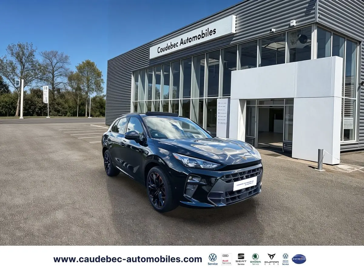 CUPRA Terramar noir en 3/4 avant droit, jantes alliage noires, devant concession Coudebec Automobiles.