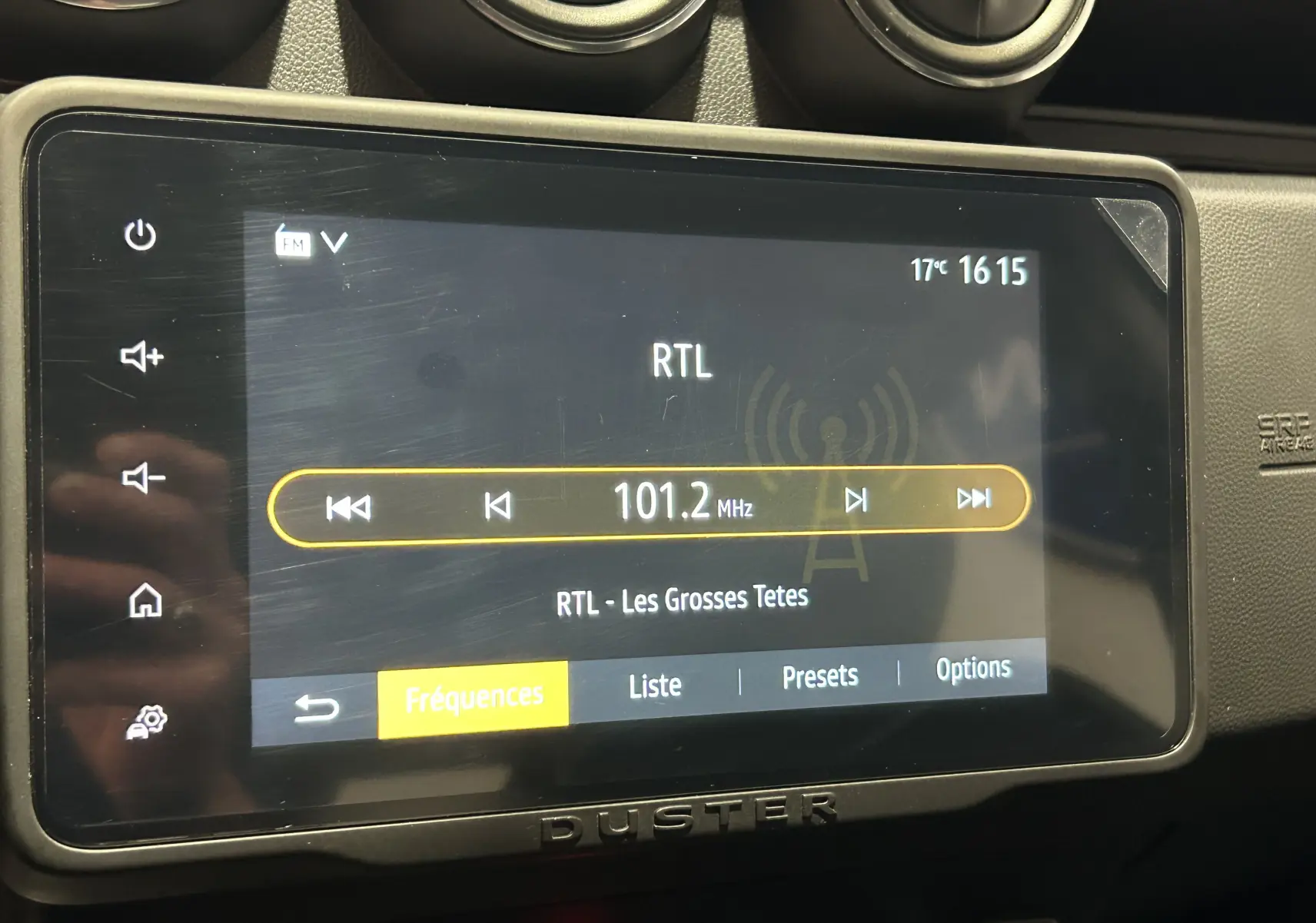 Écran tactile central du Dacia Duster 2022 affichant la radio RTL sur 101.2 MHz avec commandes visibles en intérieur noir.