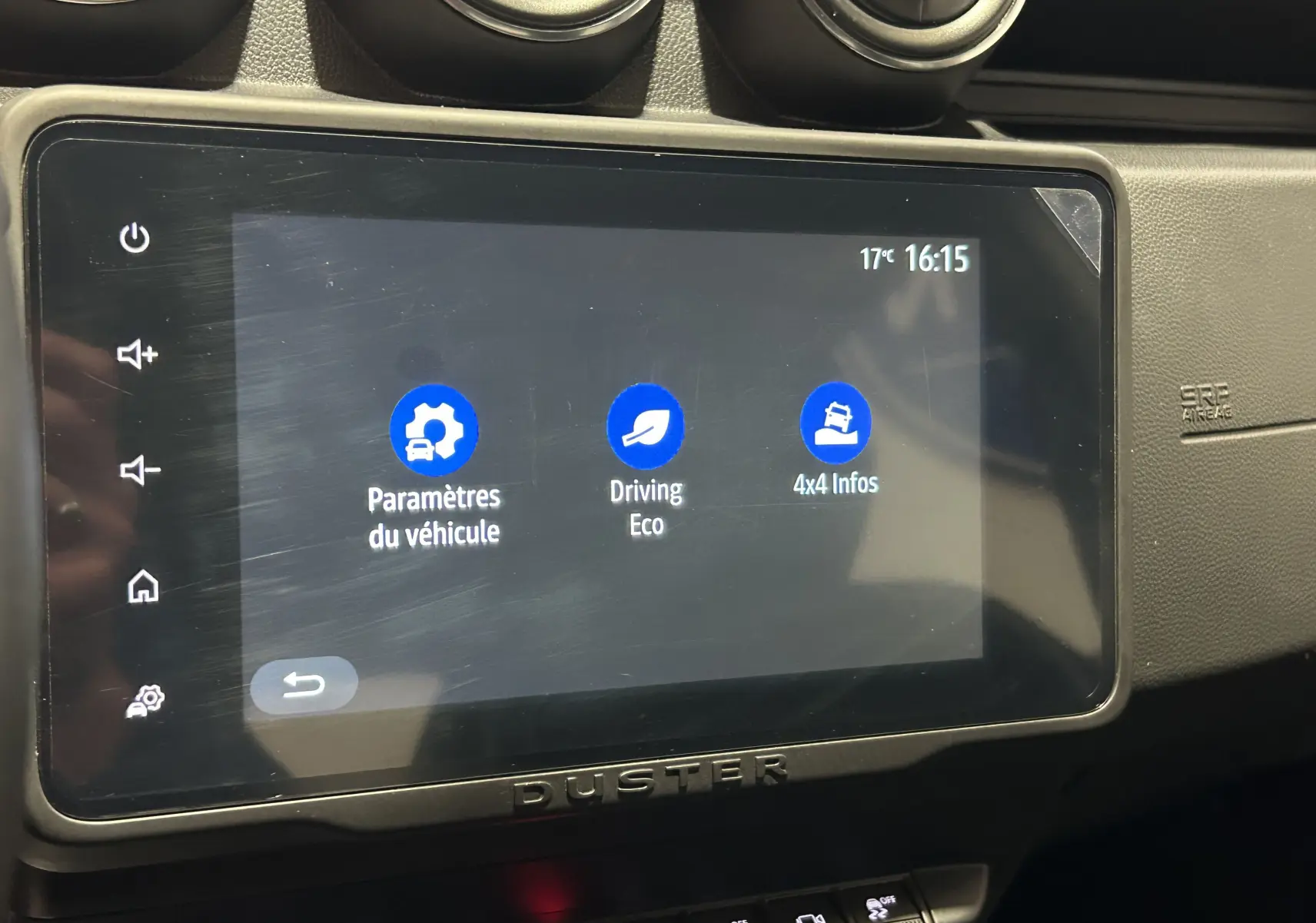 Écran tactile central du tableau de bord du Dacia Duster 2022 affichant les paramètres du véhicule et infos 4x4.