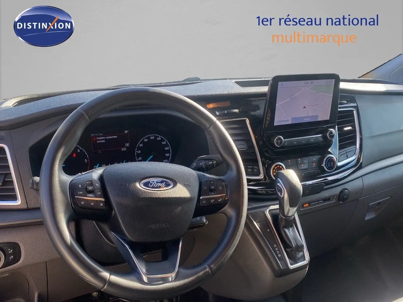 Intérieur du Ford Transit Custom gris magnetic 2023, vue centrée sur le volant multifonction et l’écran tactile du tableau de bord.