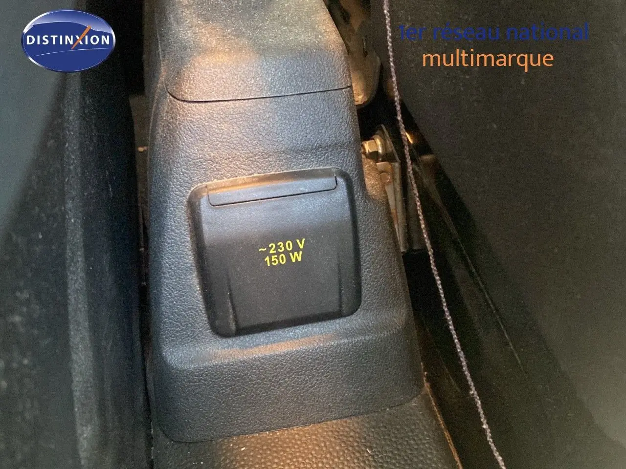 Prise 230V 150W sur la console centrale arrière du Ford Transit Custom gris magnetic, version 2023 L1H1.