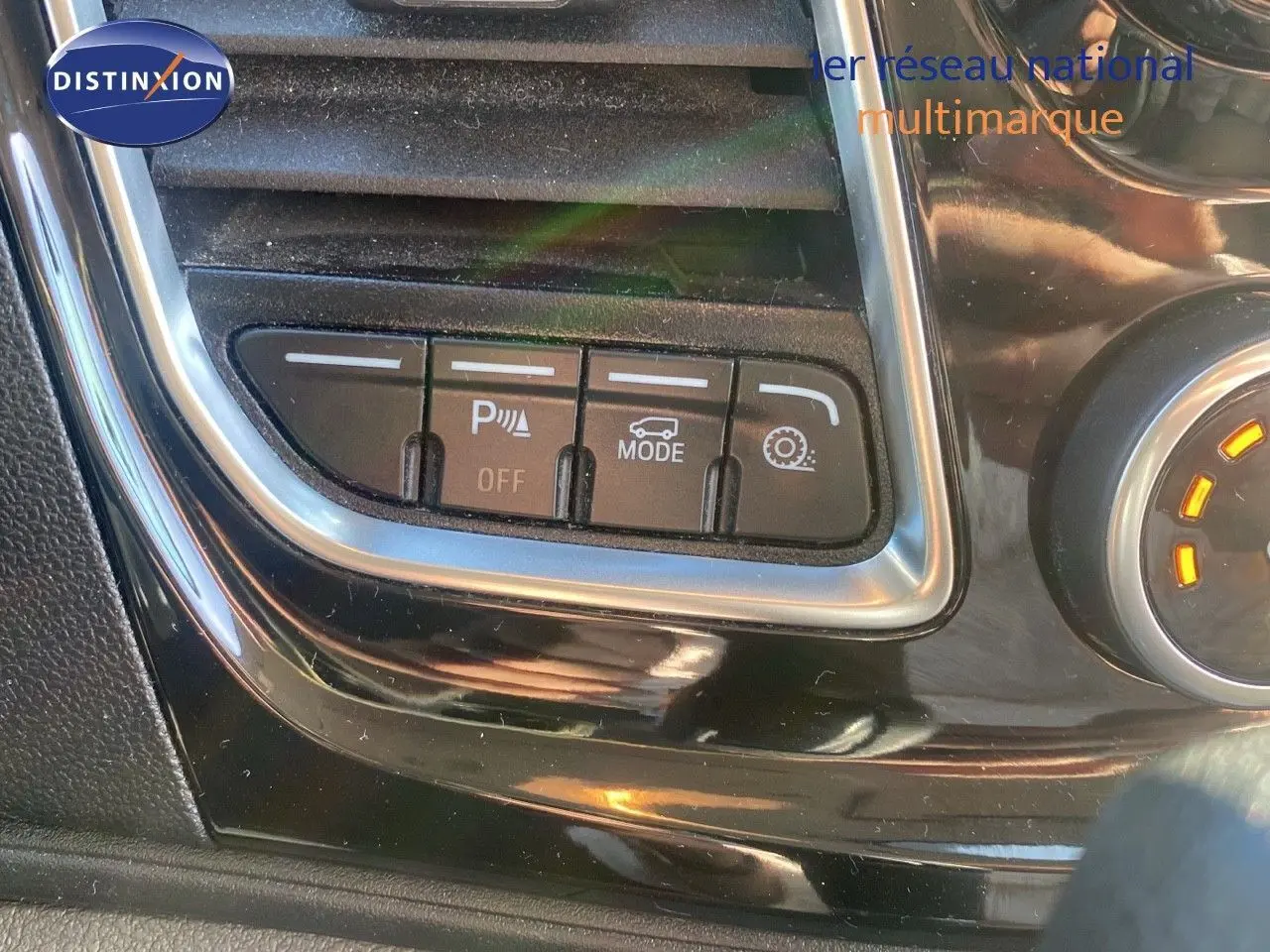 Gros plan sur les commandes de mode de conduite et assistance au stationnement du Ford Transit Custom gris Magnetic 2023.