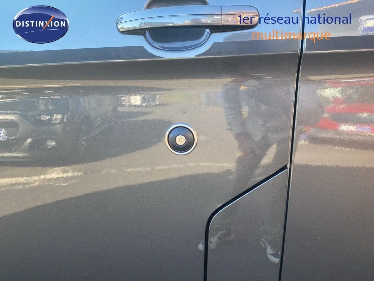 Gros plan sur la porte côté droit gris magnetic du Ford Transit Custom Fourgon 2023 avec poignée et serrure visibles.