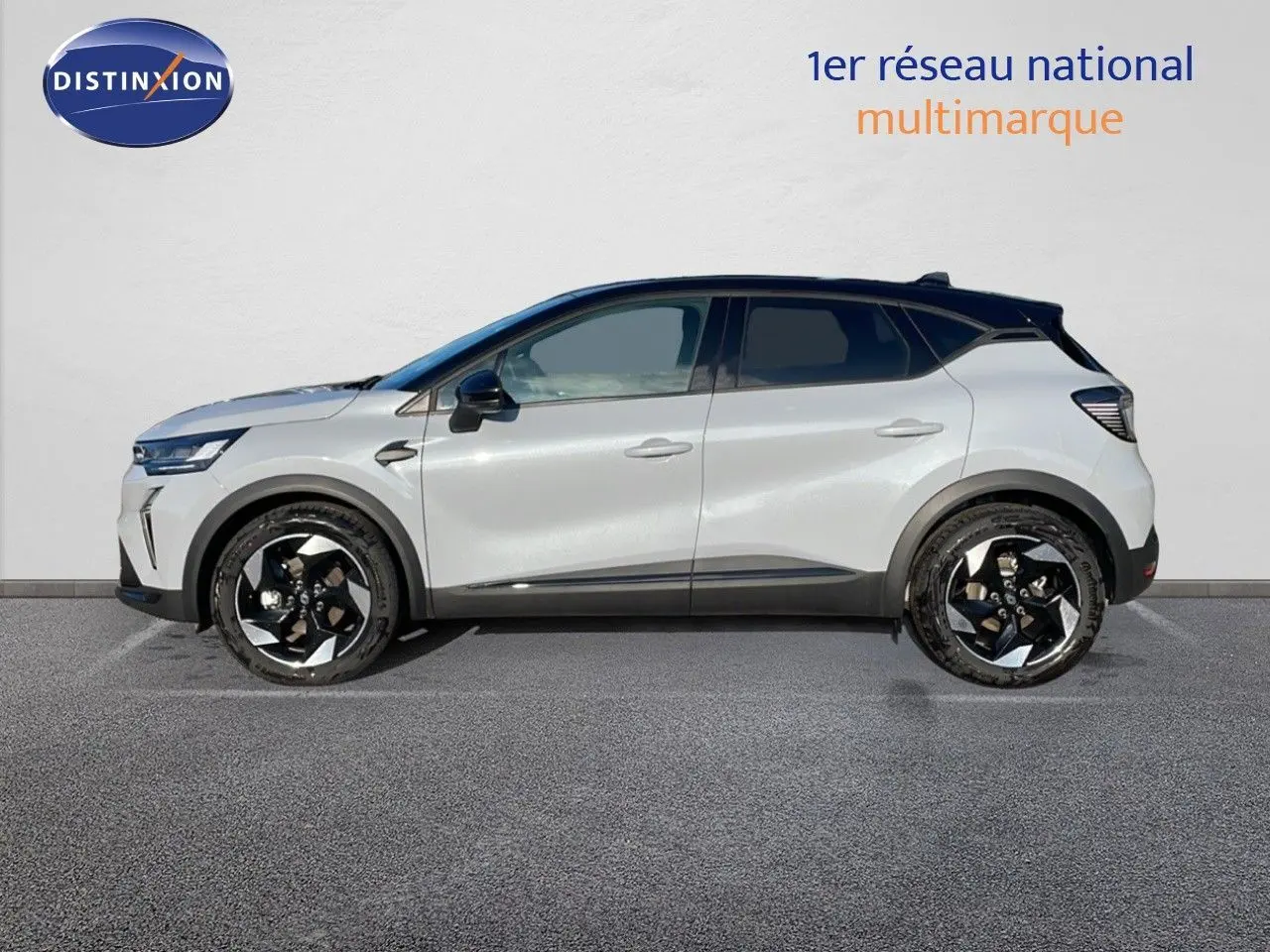 Vue latérale droite du Renault Captur E-Tech hybride 2025 gris Rafale avec toit noir et jantes noires distinctives.